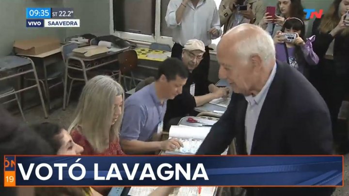 El momento en el que vota el candidato Alberto Lavagna.