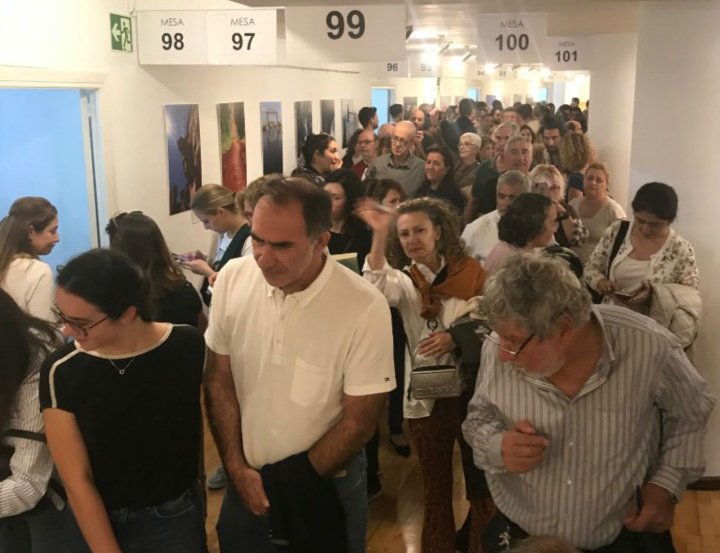 Imagen desde dentro de la Embajada Argentina en Madrid (España).