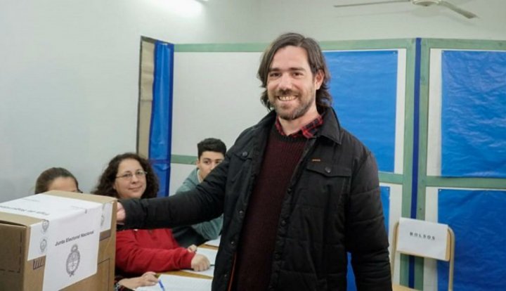 Momento del voto del candidato izquierdista Nicolás del Caño.