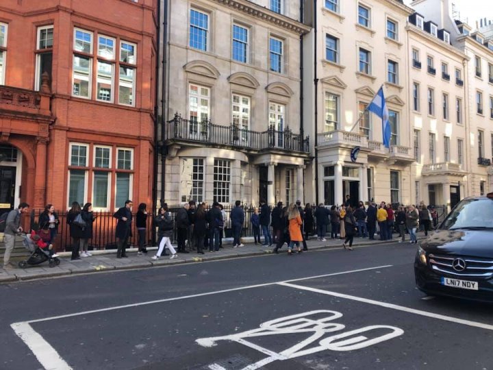 En Londres, la cola en la Embajada argentina da la vuelta a la manzana...