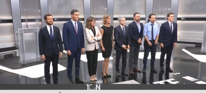Foto oficial con los presentadores.