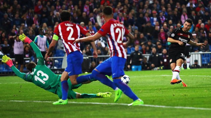 Triple parada de Oblak ante el Bayer Leverkusen.