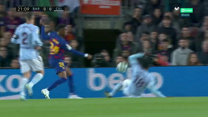 Mano de Aidoo en el Barça-Celta.