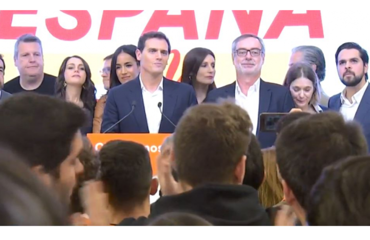 Rivera comparece.