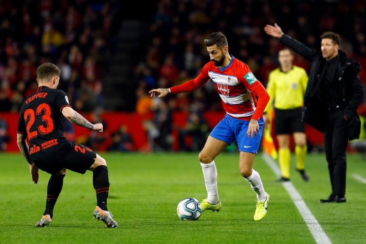 Vadillo intenta regatear a Trippier.