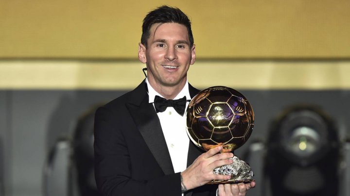 Messi, con uno de sus Balones de Oro.