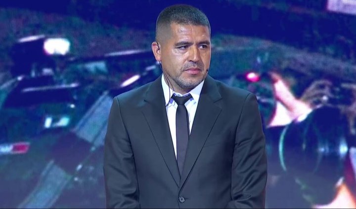 Sube al escenario Juan Román Riquelme