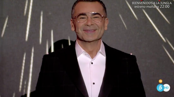 Jorge Javier vestido con traje de cuadros y camisa blanca.