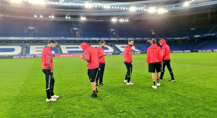 Jugadores del Tenerife, en Riazor.