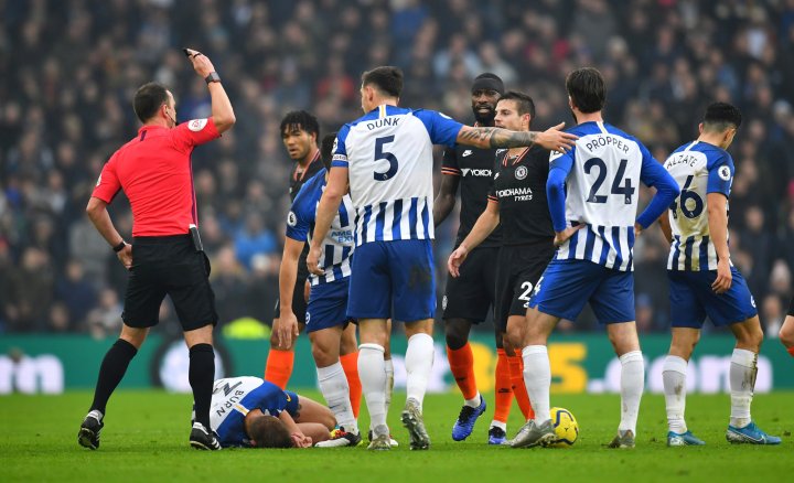 Burn, tendido sobre el césped del Amex Stadium.