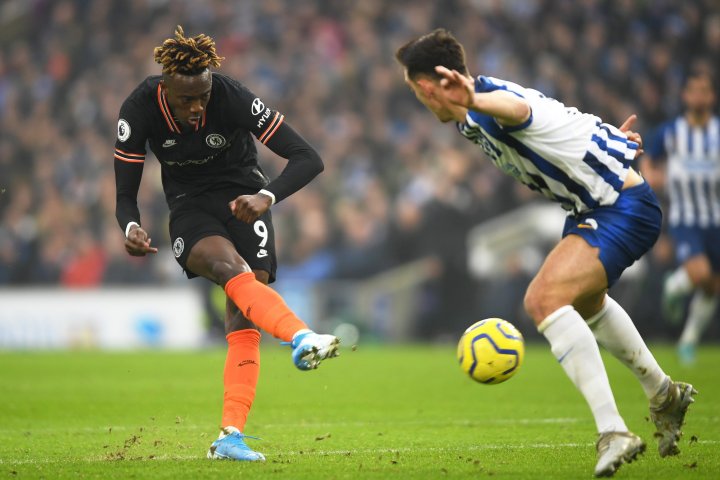 Tammy Abraham dispara a portería.