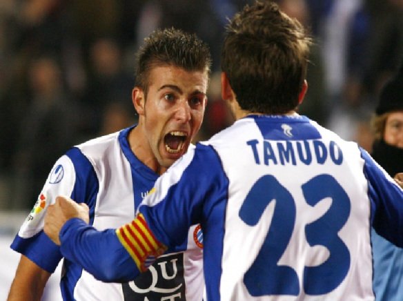 Luis García celebra un gol junto a Tamudo.