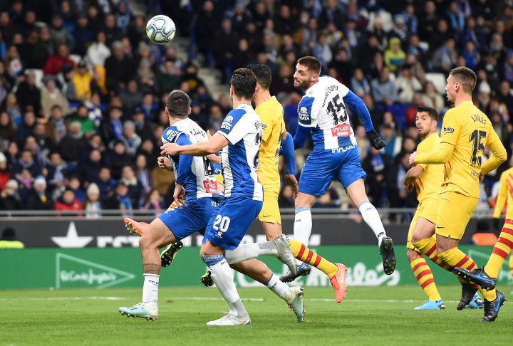 David López cabecea el primer gol ante el Barcelona.