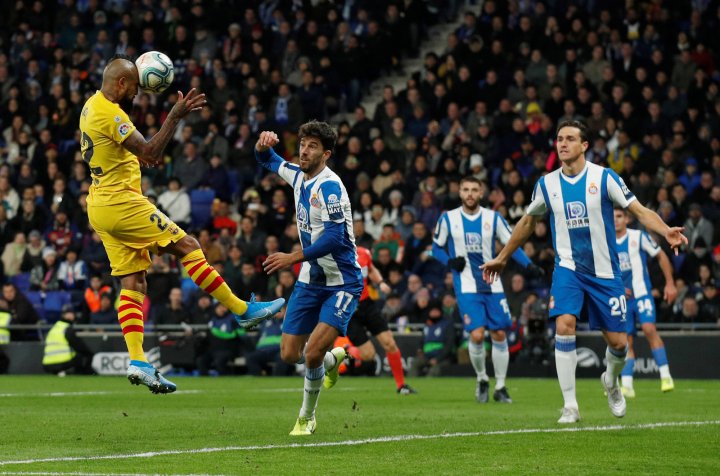 Arturo Vidal remata su gol al Espanyol.