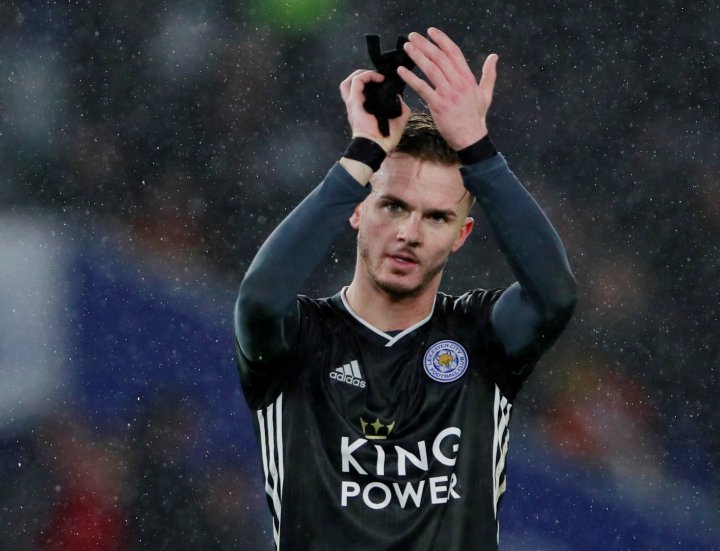 Maddison aplaude durante un partido con el Leicester.