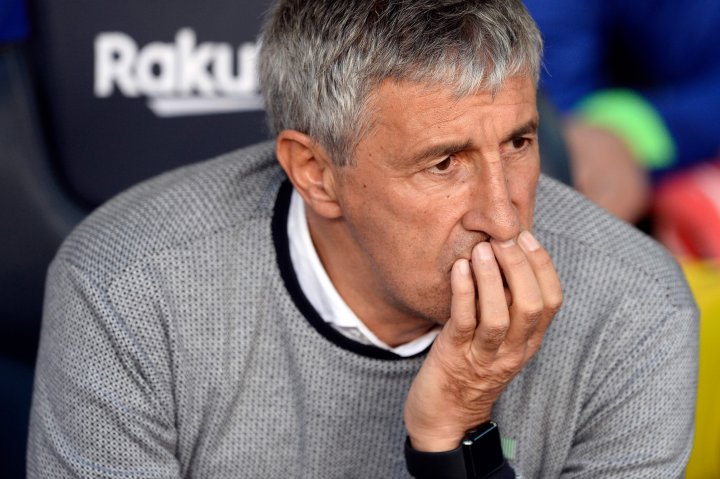 Valverde, sentado en el banquillo del Camp Nou.