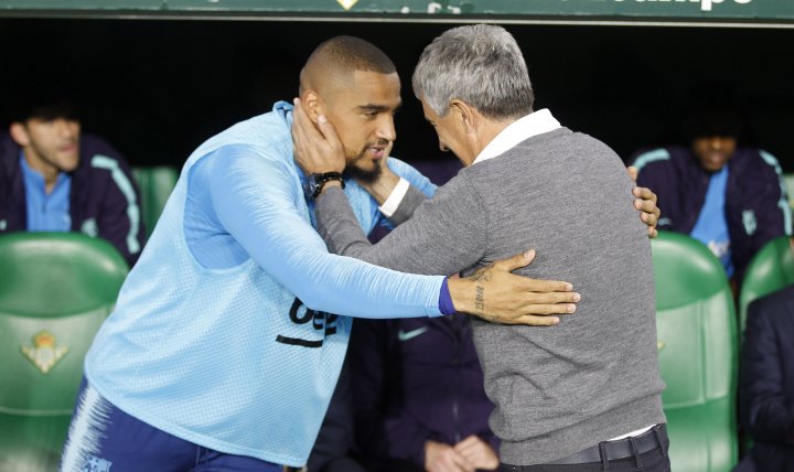 Setién saluda a Boateng.