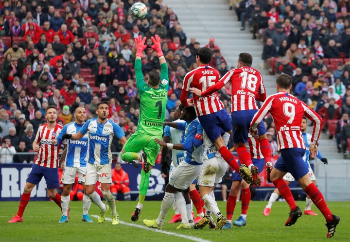 Cuéllar atrapa un balón en el Wanda Metropolitano.