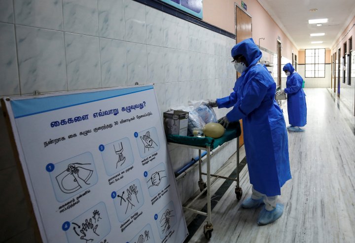 Un equipo de médicos en un centro hospitalario de la India se prepara para recibir a los infectados por el coronavirus de Wuhan.
