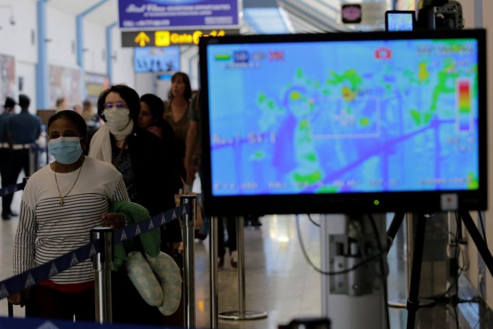 Un monitor muestra la temperatura corporal de los viajeros en la terminal de llegadas del aeropuerto internacional de Bandaranaike, este jueves, en Colombo (Sri Lanka). FOTOGRAFÍA: EFE