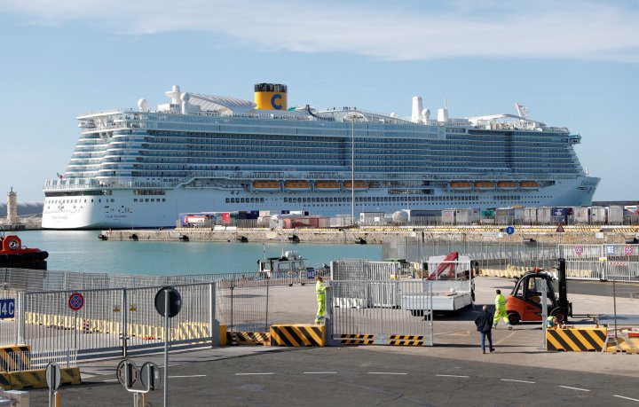 El Costa Esmeralda permanece aislado mientras se analiza si una pasajera tiene el coronavirus. FOTOGRAFÍA: REUTERS