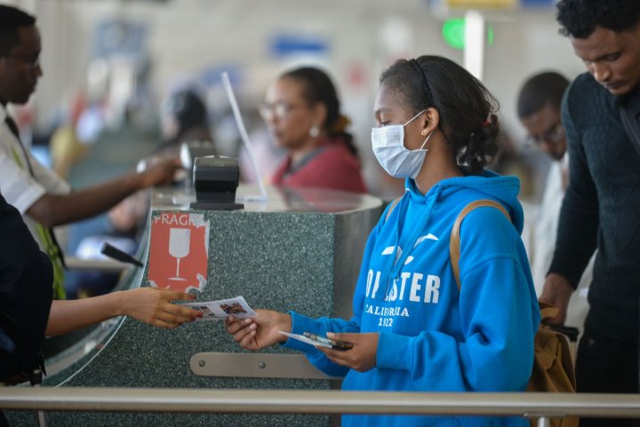 Una pasajera se protege con una máscara en el aeropuerto internacional Bole (Etiopía). AFP / Michael Tewelde