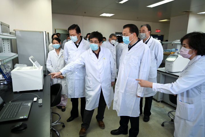 Chinese Premier Li Keqiang, who heads a leading group on the prevention and control of the novel coronavirus outbreak, visits the Chinese Center for Disease Control and Prevention in Beijing. / REUTERS