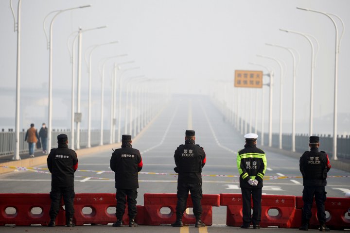 Punto de control en un puente de entrada a Juijiang. REUTERS / Thomas Peter