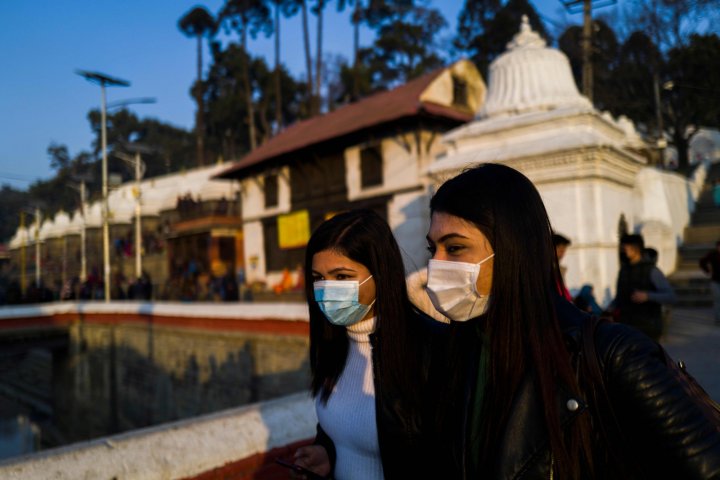 Los turistas en Nepal también se protegen con máscaras por un posible contagio del nuevo coronavirus. Jewel SAMAD / AFP