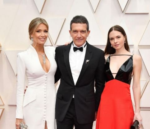 Banderas, junto su novia y su hija Estela del Carmen