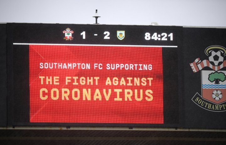 Mensaje de apoyo en la lucha contra el COVID-19 en el partido entre el Southampton y el Burnley.