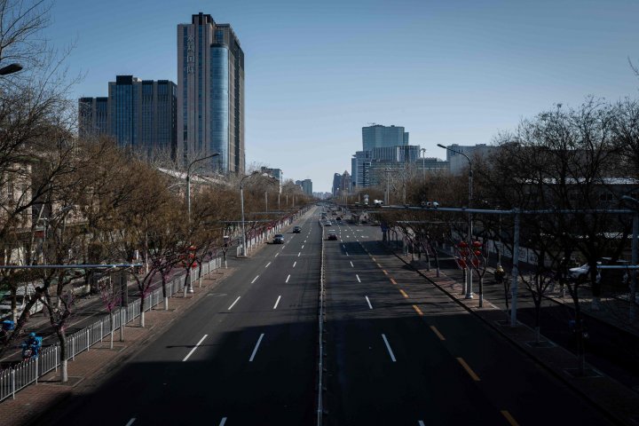 Una calle de Pekín, China, casi vacía