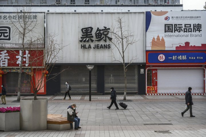 Una calle de China con varios comercios cerrados en China.