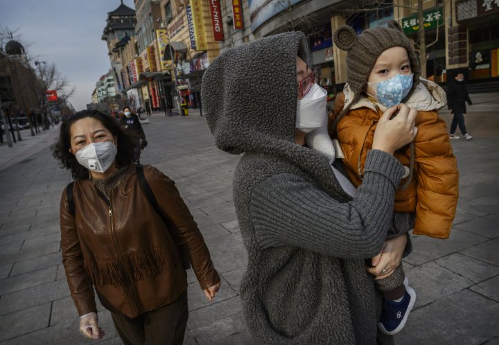 Varias personas se protegen en Pekín del nuevo coronavirus.