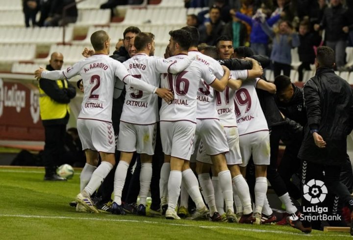 Alegría de los jugadores del ALbacete tras el gol.