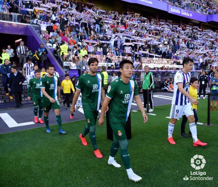 Jugadores saliendo al campo durante el Valladolid - Espanyol.