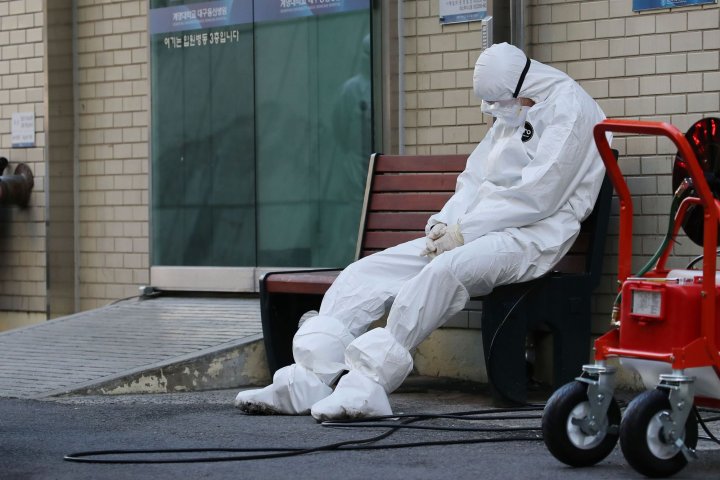 Un hombre descansa en Daegu.