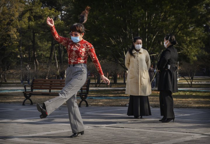 Varias mujeres en un parque de China.