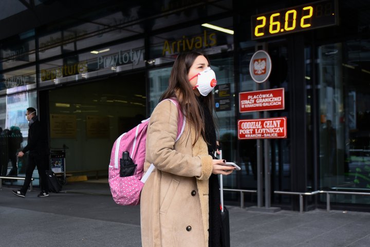 Una mujer se protege con una mascarilla del nuevo coronavirus.