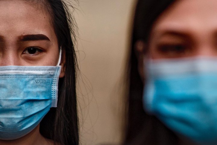 Mujeres con mascarillas