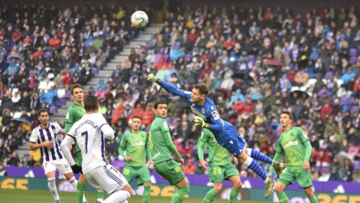 Remiro realiza un despeje en el José Zorrilla.