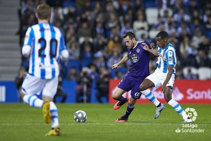 San Emeterio pugna por un balón con Isak.