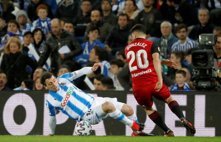 Oyarzabal pugna por un balón con González.