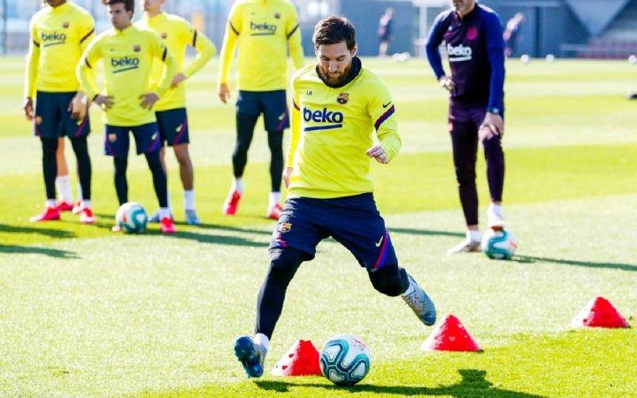 Messi, chutando