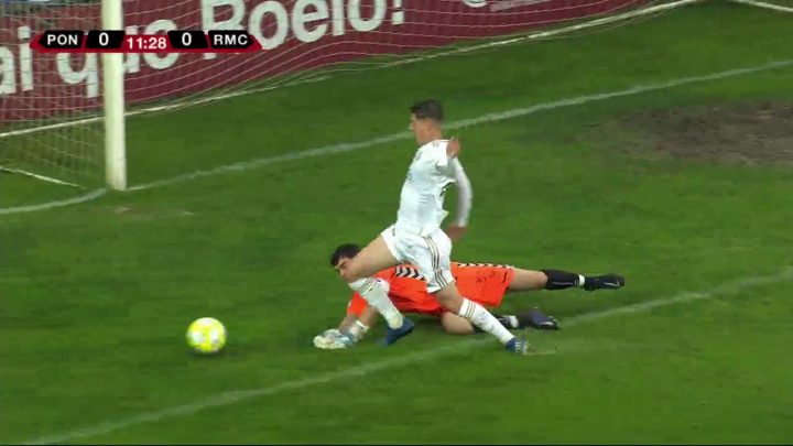 Posible penalti a Baeza no señalado