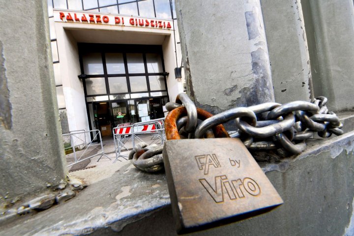 Italia clausura toda Lombardía