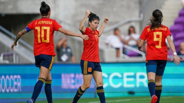 Lucía García celebra un gol con España