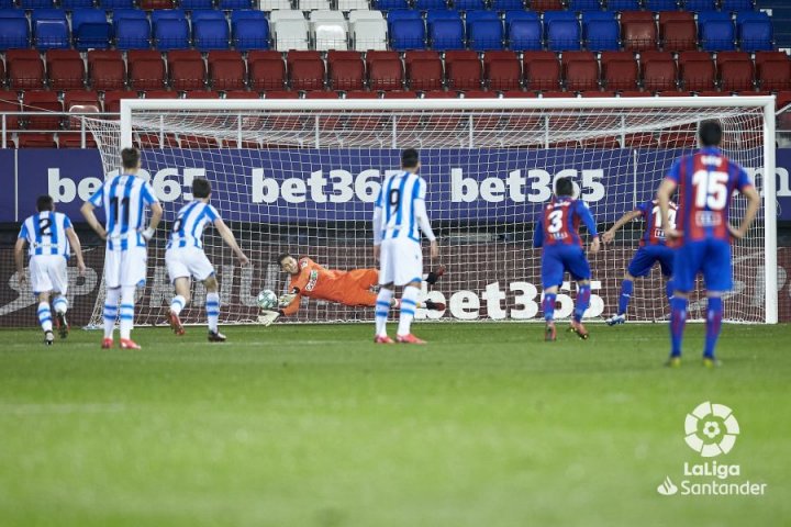 Remiro detiene el penalti de Orellana.