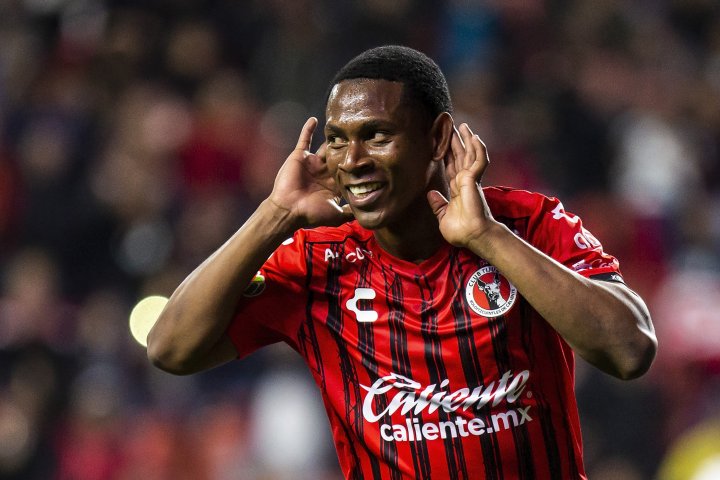 bryan angulo autor de tres goles ante Toluca