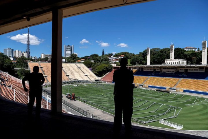 Hospital de campaña en el estadio Pacaembú.